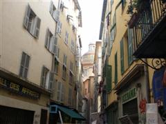 Enge Gasse in der Altstadt von Nizza